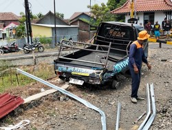 Pikap Angkut Baja Ringan Tertabrak KA Sembrani di Weleri Kendal