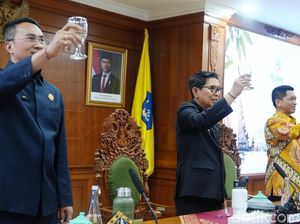 Tekan Sampah Plastik, Pemkab Badung Rilis Air Minum Kemasan Botol Kaca