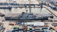 Penampakan Kapal Induk Pertama RI di Tanjung Priok
