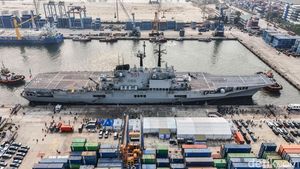 Penampakan Kapal Induk Pertama RI di Tanjung Priok