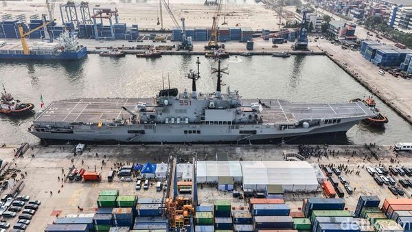 Penampakan Kapal Induk Pertama RI di Tanjung Priok