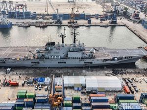 Penampakan Kapal Induk Pertama RI di Tanjung Priok