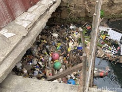 Bau Busuk di Ujungberung, Sampah Menumpuk di Saluran Air