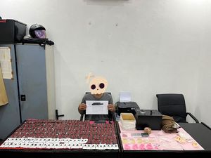 Polisi Tangkap Pengedar 413 Butir Ekstasi dan 192 Etomidate di Jambi