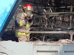Pabrik Speaker di Lengkong Nganjuk Terbakar Hebat