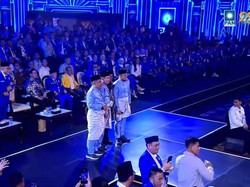 Momen Prabowo Panggil Pengisi Acara HUT Ke-28 PAN, Ajak Foto-Beri Apresiasi
