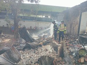 Rumah Nok Julaeha di Kuningan Hangus Akibat Bara Tungku Dapur
