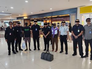2 WNA Senegal-Uganda Bermasalah Dipindah dari Bali ke Rudenim Makassar