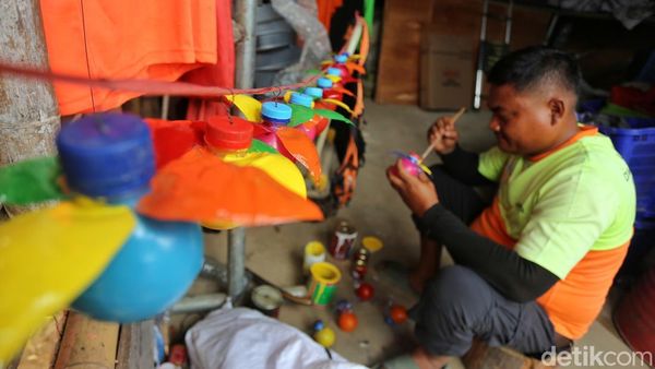 Sampah Plastik Disulap Jadi Hiasan hingga Perahu Apung