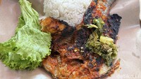 Sinar Surya: Laris Manis! Ikan Bakar Padang Tendaan Rp33 Ribu di Benhil