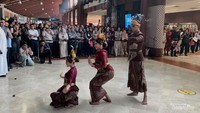 Flash Mob di Bandara Soetta, Pilot dan Pramugari Ikut Menari