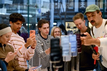 Warga Sydney Antusias Jajal iPhone 18 Pro dan Pro Max