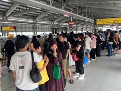 Weekend Pertama Beroperasi, Antrean Warga Mengular di Stasiun LRT Manggarai