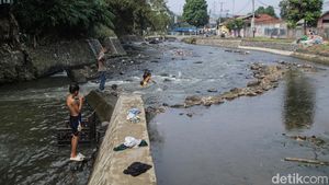 Bendung Katulampa Surut, Warga Manfaatkan untuk Bermain-Memancing