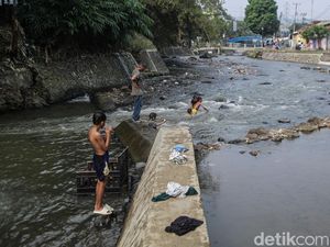 Bendung Katulampa Surut, Warga Manfaatkan untuk Bermain-Memancing