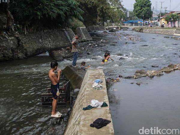 Bendung Katulampa Surut, Warga Manfaatkan untuk Bermain-Memancing