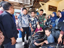 Bupati Subandi Turun Langsung Bagikan Kursi Roda ke 5 Warga Sidoarjo