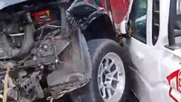 Tabrakan karena Gagal Nyalip, Fortuner dan Pikap Kopdes dari India Ringsek