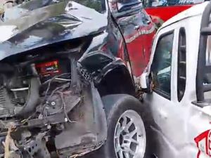 Brak! Fortuner Ringsek Tabrak Pikap Kopdes di Blitar
