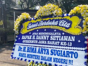 Karangan Bunga Penuhi Rumah Duka Mantan Gubernur Jabar Danny Setiawan