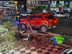 Terios Vs Ford Ecosport Tabrakan di Ujung Bulu Parepare