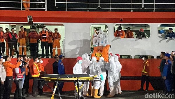 Potret Kedatangan 3 Jenazah Korban Kapal Virgo Jumat Malam