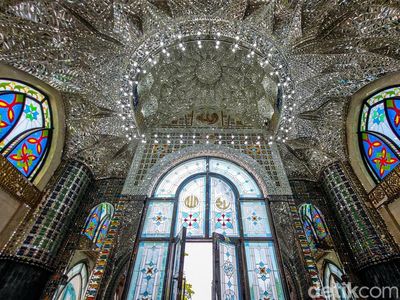 Mewahnya Masjid Kristal Khadija Bergaya Persia di Jogja
