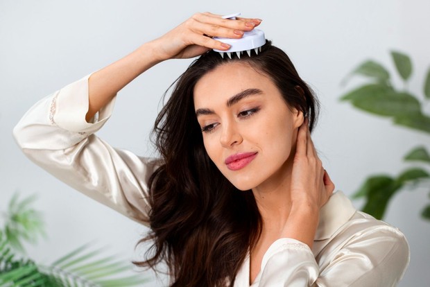Memijat kulit kepala, cara keramas ala Jepang/Foto: Magnific.com/magnific Cara keramas ala Jepang menggunakan teknik menyikat dan memijat kulit kepala untuk membantu membersihkan kulit kepala, memberikan pijatan, dan mendukung sirkulasi.
