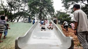 Menikmati Akhir Pekan di Teduhnya Tebet Eco Park