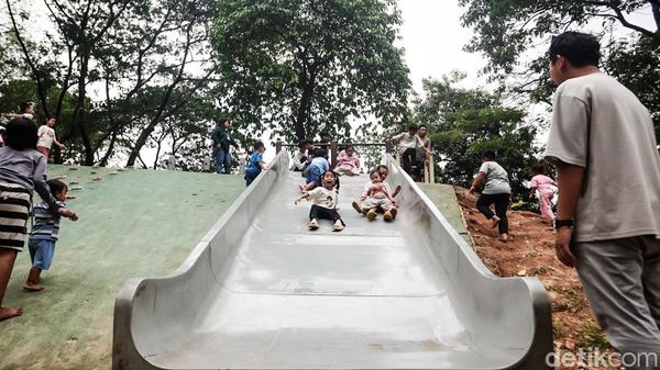 Menikmati Akhir Pekan di Teduhnya Tebet Eco Park