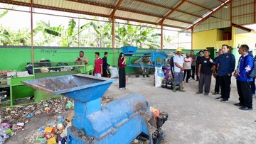 Dukung Pengelolaan Sampah Terpadu, Ibas Serahkan Bantuan di Magetan