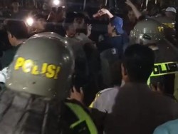 Momen 3 Jambret Remaja Dimassa dan Motornya Dibakar di Semarang