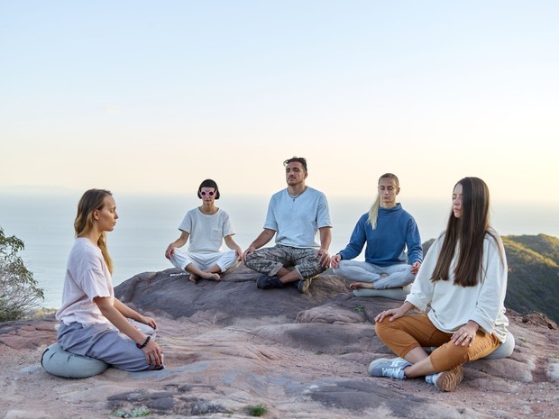 Pengertian rest club/Foto: Pexels.com/ArtHouse Studio Rest club adalah komunitas yang menyediakan ruang bagi orang-orang untuk beristirahat bersama, memperlambat aktivitas, dan melakukan berbagai bentuk relaksasi untuk membantu menghadapi rasa lelah akibat rutinitas sehari-hari.