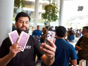 Bos Apple Merinding Lihat Pengguna Pasang Pelindung Layar di iPhone