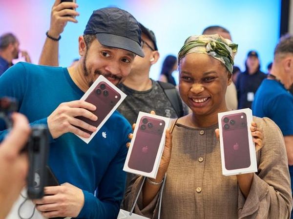 Senyum Sumringah Sambut iPhone 18 Pro Max di Apple Store Seluruh Dunia