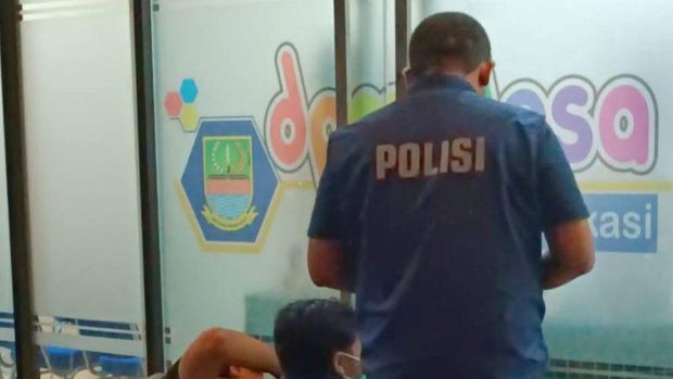 Polisi olah TKP aksi gembok ruang Bupati Bekasi Polisi melakukan olah tempat kejadian perkara aksi segel kantor dinas di lingkup Pemerintah Kabupaten Bekasi, Jawa Barat pada Jumat (18/9/2026) petang. ANTARA/Pradita Kurniawan Syah.