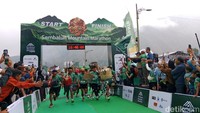 Seru Banget! Puluhan Porter Rinjani Ikut Maraton Sambil Pikul Keranjang