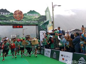 Seru Banget! Puluhan Porter Rinjani Ikut Maraton Sambil Pikul Keranjang