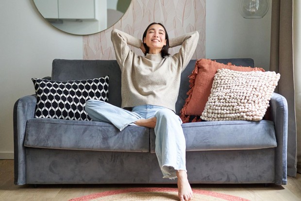 Rest club mengajarkan cara istirahat singkat di tengah kesibukan/Foto: Magnific.com/benzoix Konsep rest club mengingatkan bahwa istirahat tidak harus dilakukan melalui liburan, spa, atau retreat mahal karena jeda singkat juga bisa menjadi bagian dari rutinitas sehari-hari.