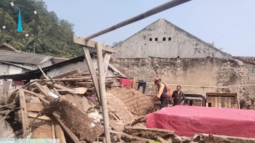Hujan Disertai Angin Kencang Robohkan Rumah Warga di Bogor