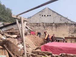 Hujan Disertai Angin Kencang Robohkan Rumah Warga di Bogor