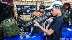 Serunya Warga Melihat Alutsista di TNI Fair 2026