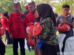 Rangkaian Soekarno Run BWX 2026, PDIP Jatim Salurkan 2.000 Paket Sembako