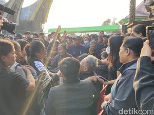 Jenazah Sopir Dibunuh OPM Tiba di Toraja, Keluarga Histeris