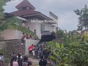 Pikap Terabas Gang di Wonosobo, Sopir Ditemukan Berlumur Darah