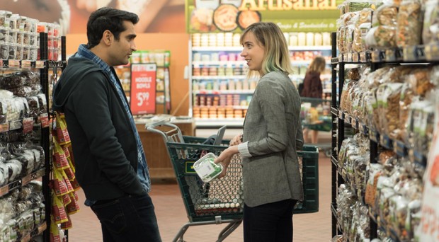 Film romantis The Big Sick terinspirasi dari kisah cinta Kumail Nanjiani dan Emily V. Gordon, termasuk hubungan mereka yang menghadapi perbedaan budaya dan kondisi kesehatan serius.
