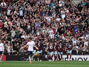 Aston Villa Bungkam Tottenham Hotspur 3-2