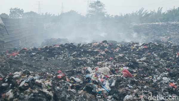 TPA Ilegal di Babelan Terbakar, Asap Tebal Ganggu Warga