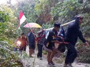 Ibu Muda di Mamasa Melahirkan Darurat Usai Ditandu 6 Km