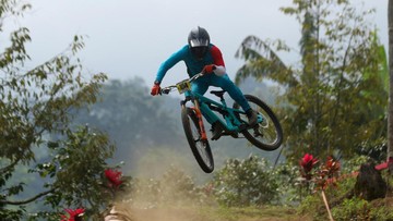 Aksi Sengit Pebalap di Gantasan Bike Park Banyuwangi